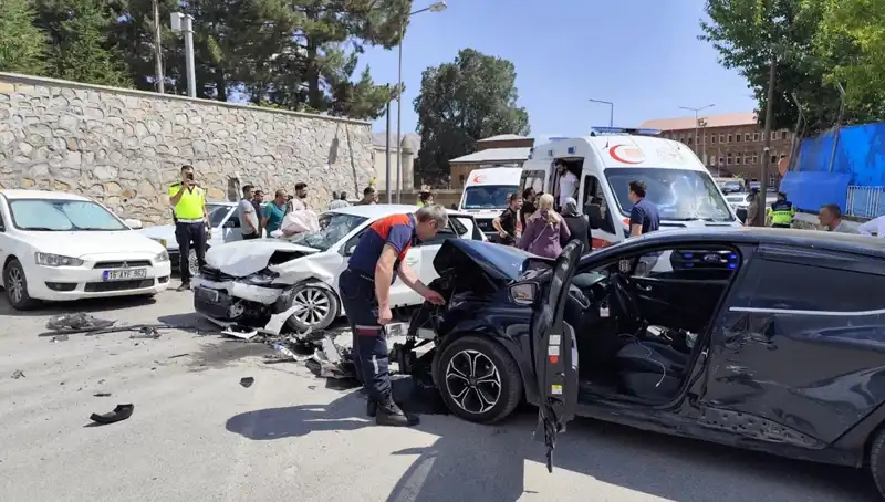 Bitlis’te Trafik Kazası: İki Otomobil Çarpıştı, On Kişi Yaralandı!