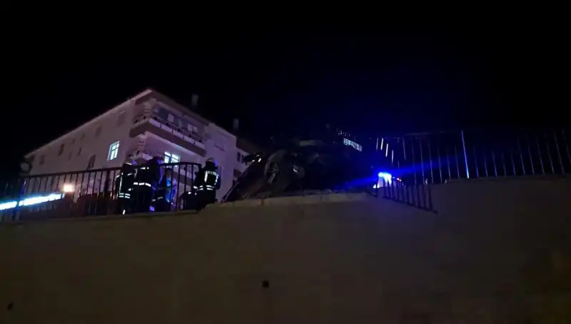 Kontrolden Çıkan Araç Bariyere Çarptı, İnanılmaz Kazadan Sonra Asılı Kaldı