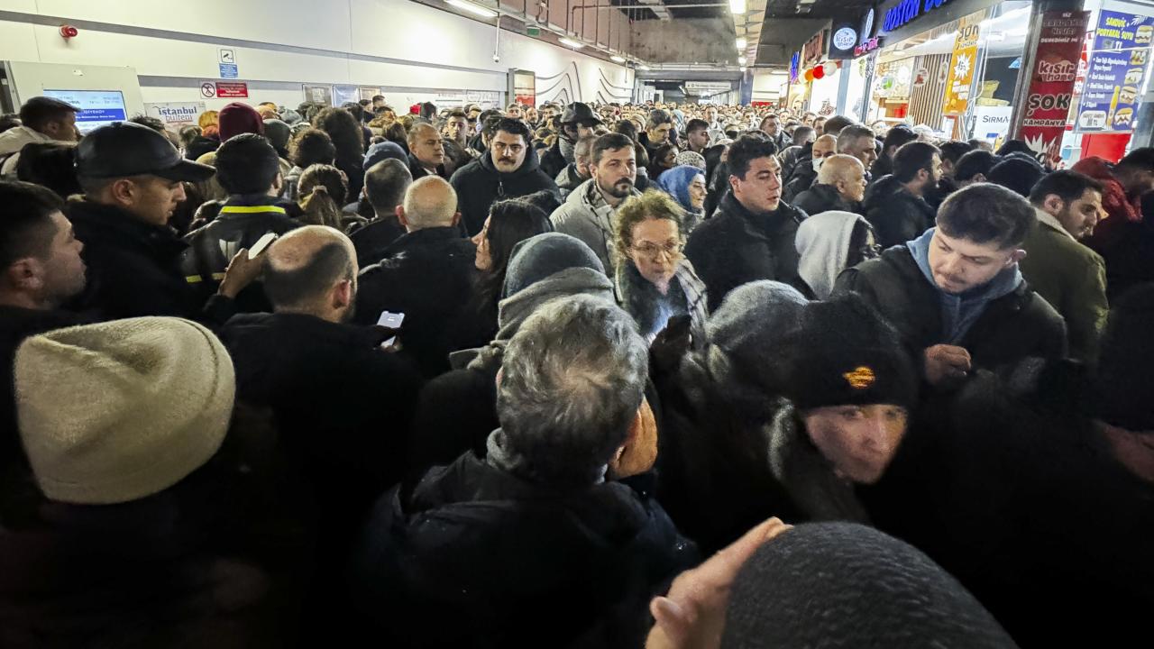 İstanbul'da Kar Yağışı Nedeniyle Olumsuz Durumlar Oluştu