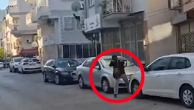 İzmir'de Silahlı Çatışma: Saldırganın Yakalanma Anları Kameralara Yansıdı