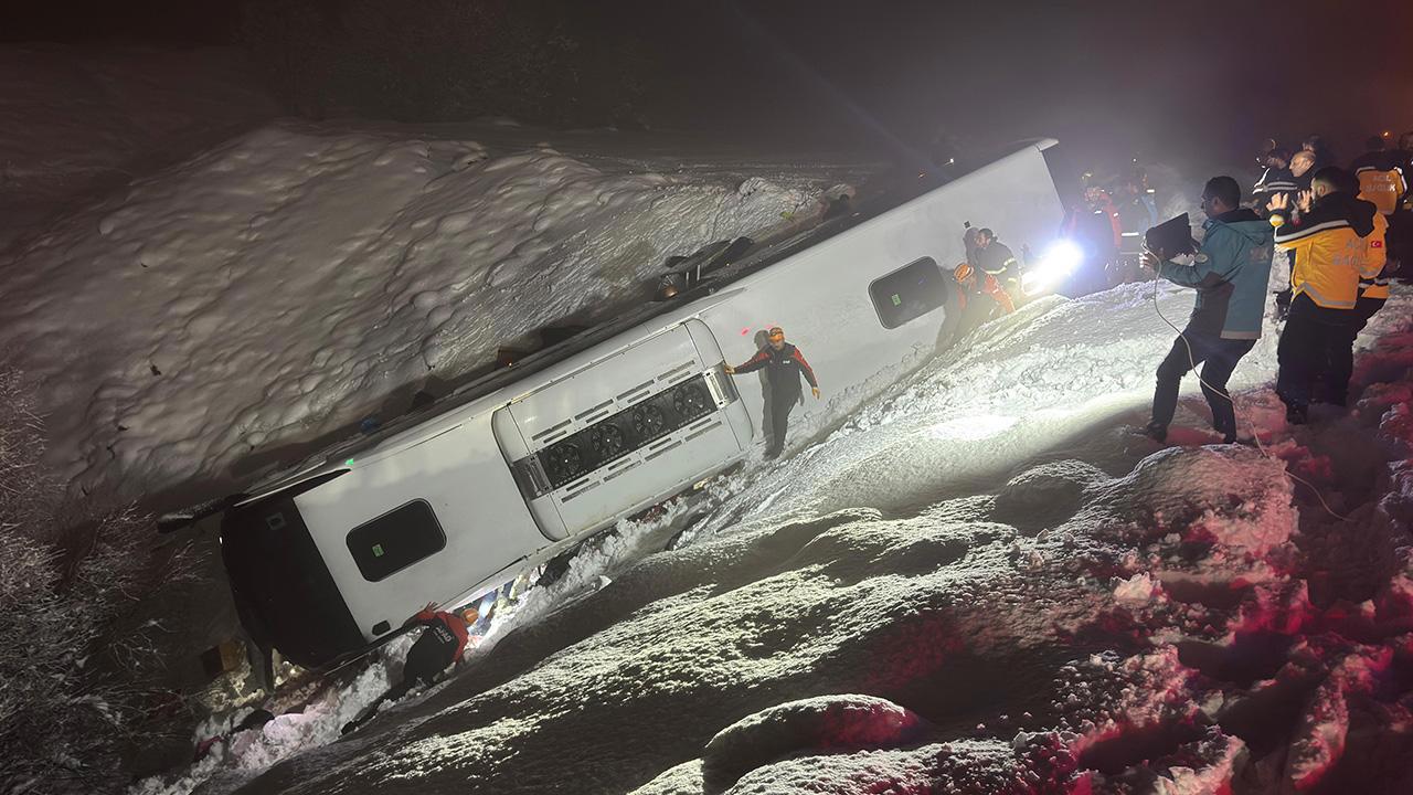 Bingöl'de yolcu otobüsü devrildi: 4 ölü, 32 yaralı