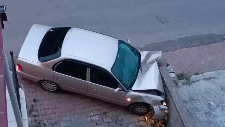 Kontrolü Kaybeden Araç Duvara Çarptı: Olay Yerinde Neler Oldu?