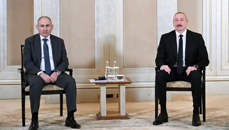 Aliyev ve Paşinyan, Abu Dabi'de Barış Sürecini İleri Taşıyor