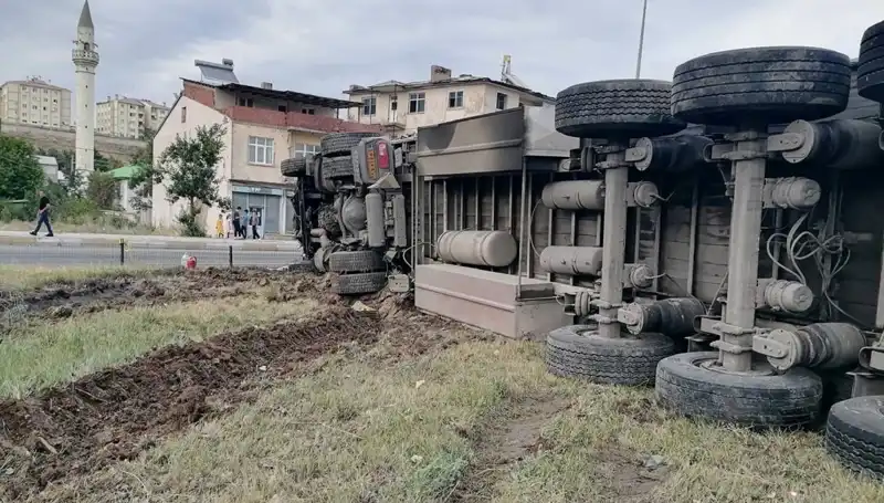 Erzurum’da Fren Boşaltan TIR Feci Kazaya Neden Oldu!