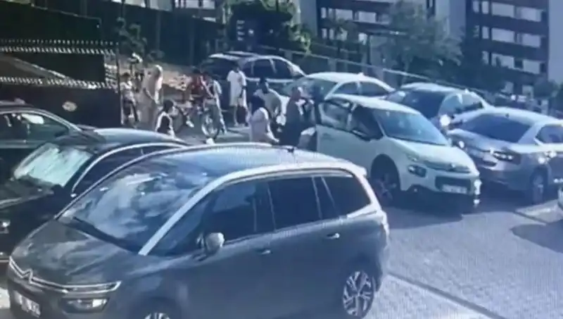 Eşi ve Yakınlarını Arabanın Altında Bırakan Korkunç Olay!