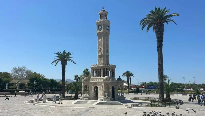 Sıcak Hava Dalgası İzmir’i Sarmaladı: Meydanlar Boş Kaldı!