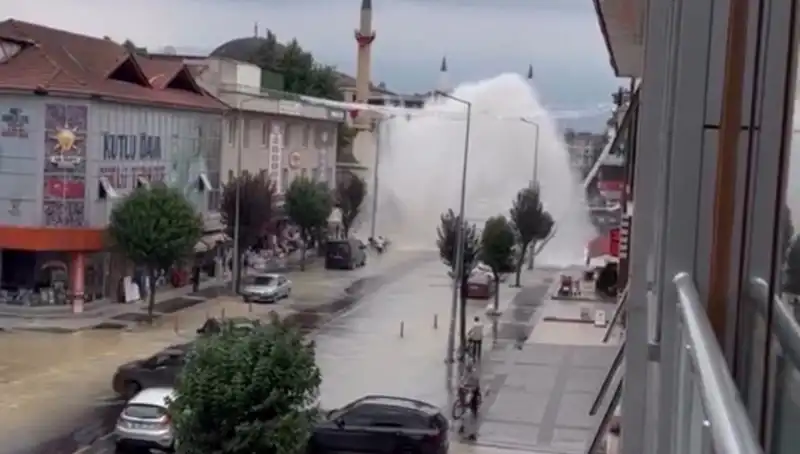 İçme Suyu Hattındaki Patlama: Su Yüzlerce Metre Yükseğe Fışkırdı