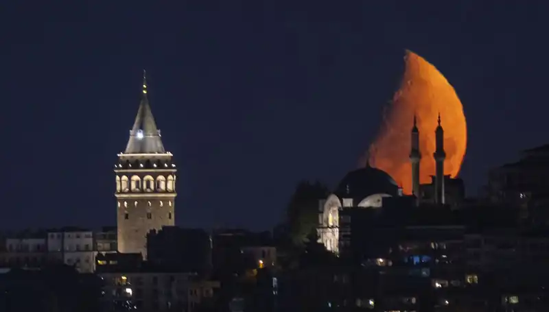 İstanbul'da Yarım Ay Görsel Şöleni: Gözler Gökyüzüne Dikti