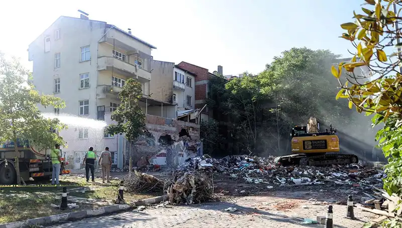 Sındırgı'da Sarsıntılar Devam Ediyor: Artçı Şoklar ve Halkın Tepkisi