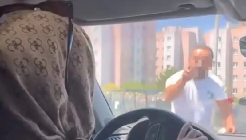 Trafikte Dehşet Anları: Aracın Camını Yumruklayan Sürücü İhya Oluyor!