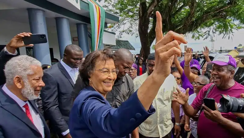 Surinam'da Tarihi An: İlk Kadın Devlet Başkanı Görevine Başladı!