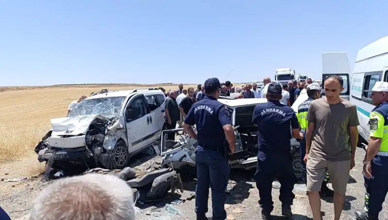Otomobil ve Ticari Araç Kaza Yaptı: 4 Kişi Hayatını Kaybetti
