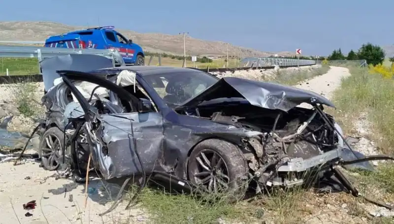 Sivas'ta İki Ayrı Trafik Kazası: 9 Yaralı, Olayın Detayları Şok Edici