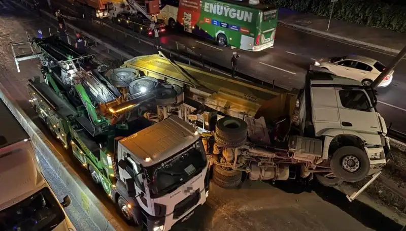 Moloz Yüklü Hafriyat Kamyonu Devrildi: Kaza Sonrası Sokaklar Kaosa Döndü