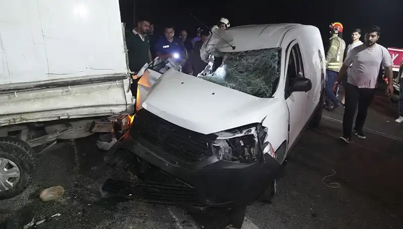 İstanbul'da Korkunç Kaza: 3 Kişi Yaralandı, Araçlarda Büyük Hasar!
