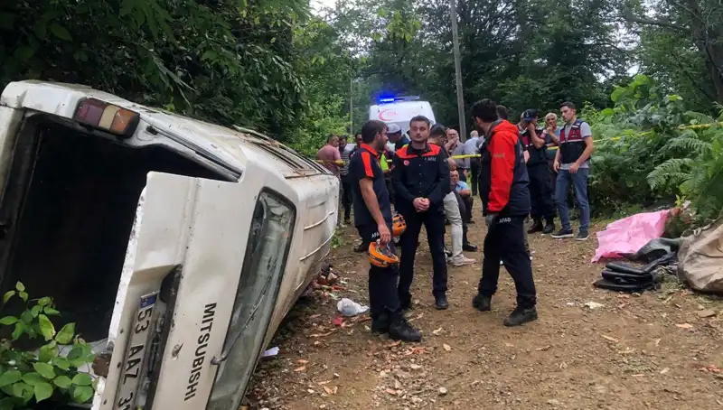 Rize'de Yamaçtan Yuvarlanan Minibüs Faciası: İki Can Aldı, Üç Kişi Yaralı