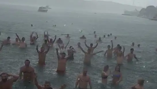İstanbul’un Bebek Plajında Yağmura Rağmen Denize Girenler Şaşırttı!