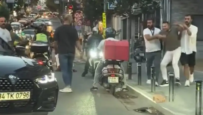 Nişantaşı'nda Yol Verme Tartışması: Kadına Sopa ile Saldırı Şok Etti!
