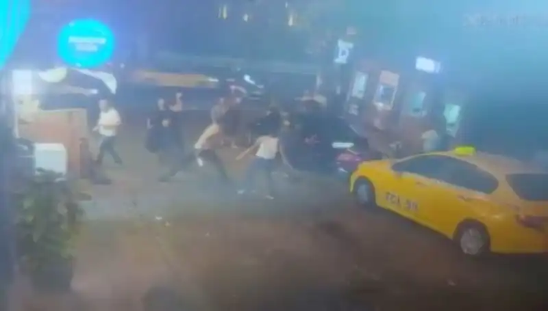 Beyoğlu'nda Gerilim Tırmandı: Laf Atma Kavgasında Kan Aktı!