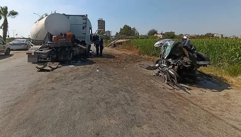 Adana'da Tankerin Yol Açtığı Feci Kaza: Otomobil ve Kamyon Yolda Kaldı